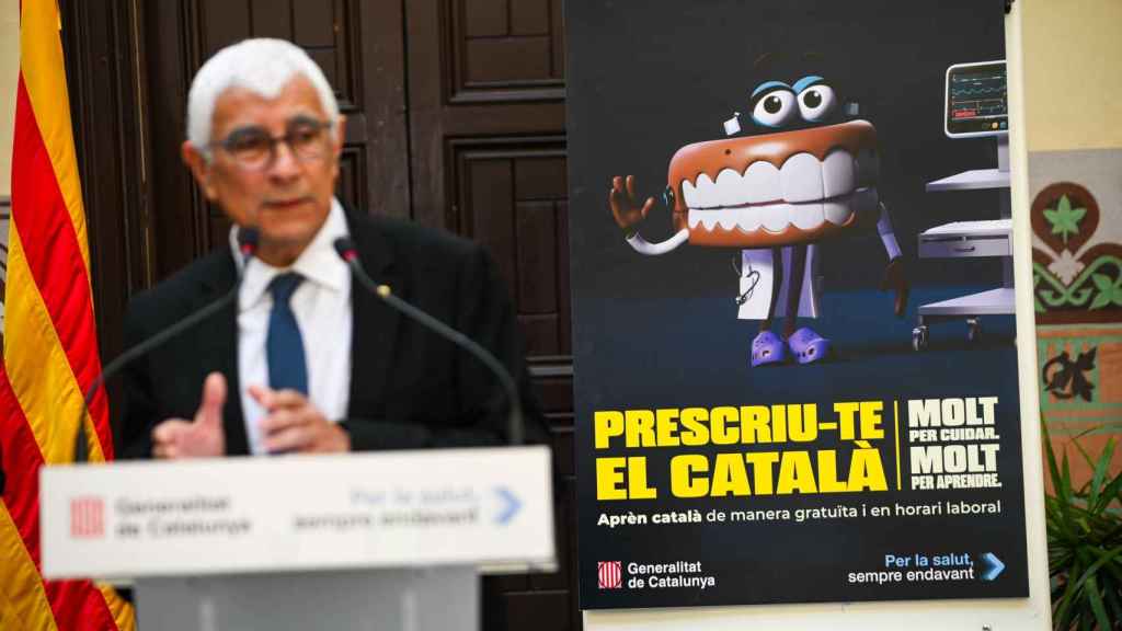Los consellers Manel Balcells y Roger Torrent durante la presentación del curso de catalán para sanitarios públicos