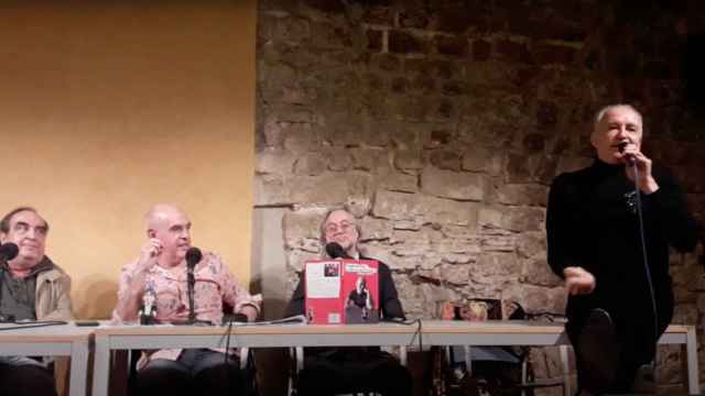Alfonso de Vilallonga, interpretando La complanta dels burgesos oprimits' en el acto de presentación del nuevo libro de Albert Soler