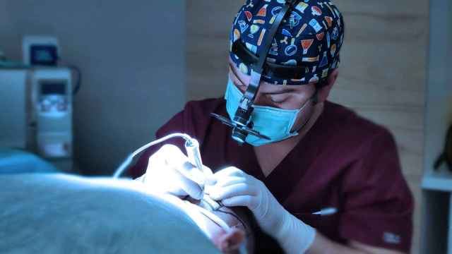 Cirujano durante un injerto capilar en Barcelona