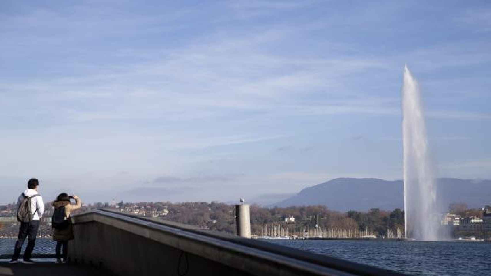 Turistas ante la fuente del lago Lemán de Ginebra