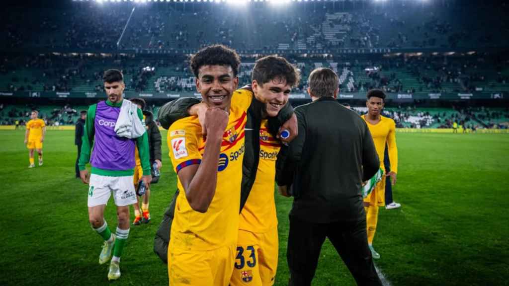 Lamine Yamal y Pau Cubarsí celebran el triunfo del Barça contra el Betis