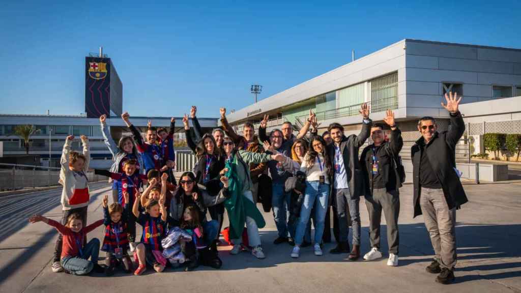 Un grupo de personas hace un tour en la Ciutat Esportiva del Barça