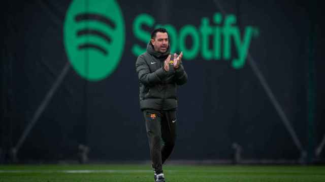 Xavi Hernández anima a los jugadores del Barça en un entrenamiento