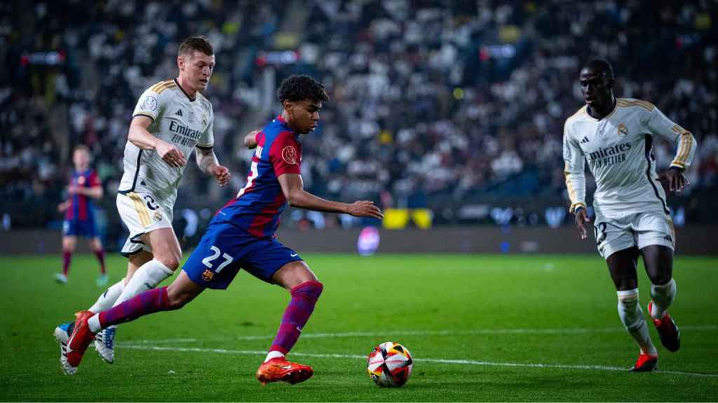 Toni Kroos persigue a Lamine Yamal en el clásico de Supercopa