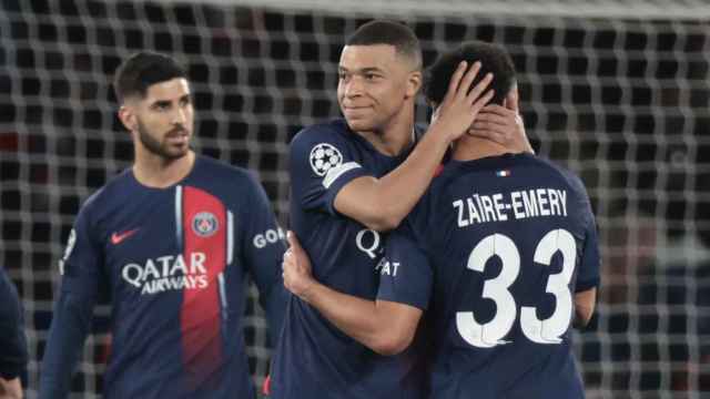 Kylian Mbappé y Zaïre Emery se felicitan tras el partido contra el Real Sociedad