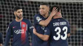 Kylian Mbappé y Zaïre Emery se felicitan tras el partido contra el Real Sociedad
