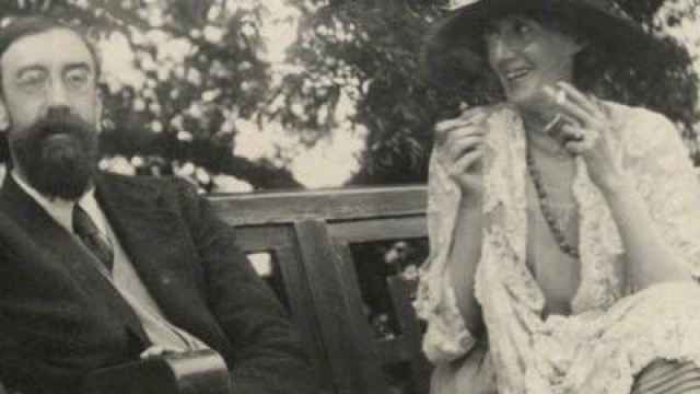 Virginia Woolf y Lytton Strachey, amigos y miembros del Club de Bloomsbury