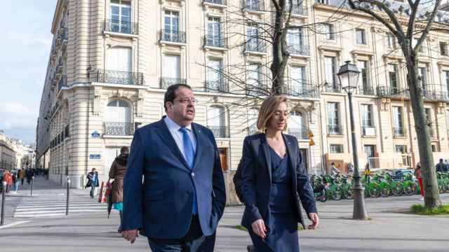 El conseller de Interior, Joan Ignasi Elena, y la delegada del Govern en Francia, Eva Doya, en París