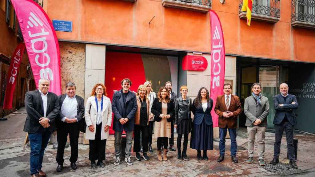 La vicepresidenta del Govern, Laura Vilagrà, acompanyada de la presidenta de la Corporació Catalana de Mitjans Audiovisuals, Rosa Romà, y la delegada de 3Cat a Perpinyà, Laura Bertran, en la inauguración de la delegación de Perpinyà (Francia)