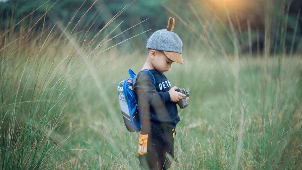 Niño con una cámara