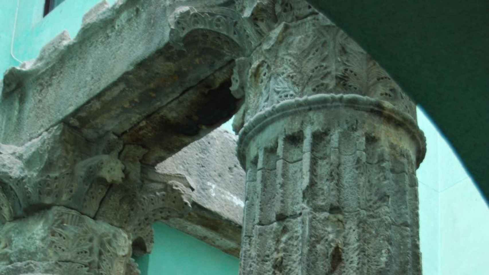 Detalle de las columnas del templo romano de Barcelona