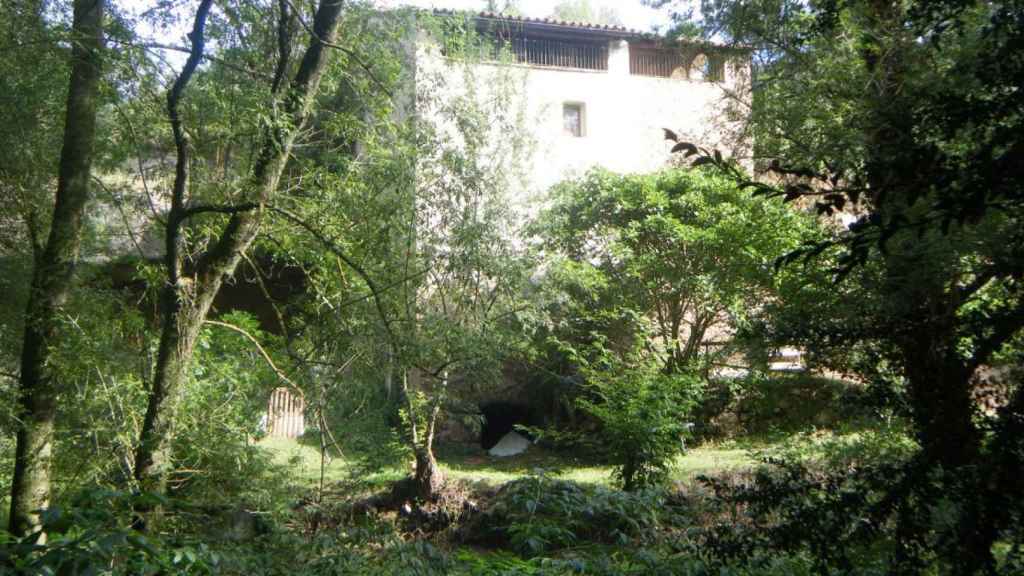 La cueva de Cataluña con un salto de agua: excursión única en los Pirineos