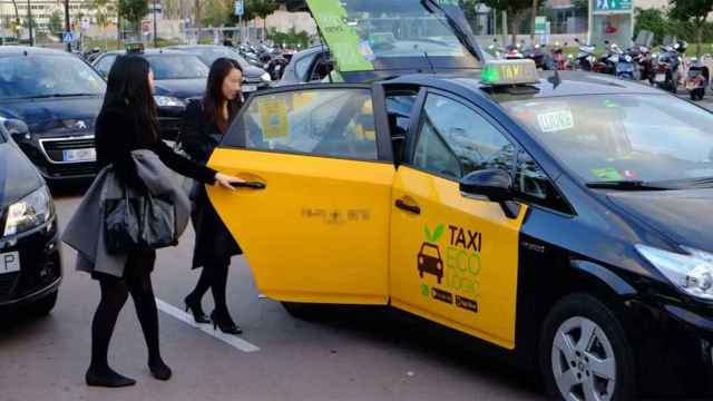 Clientas tomando un taxi en Barcelona en una imagen de archivo no relacionada con esta noticia