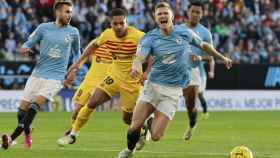 Vitor Roque lucha con los defensas del Celta por el control del balón