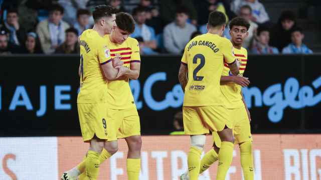 Robert Lewandowski celebra su gol al Celta de Vigo con Pau Cubarsí