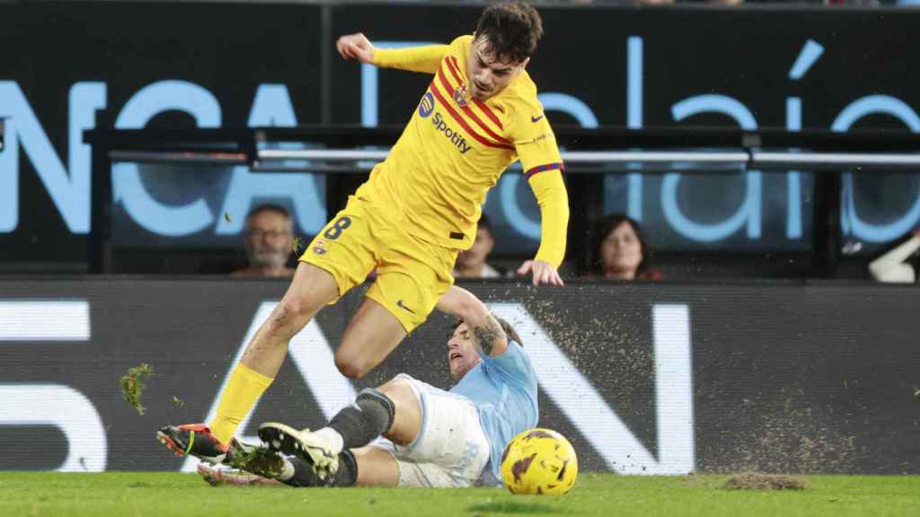 Pedri recibe una entrada de Tadeo Allende en el Celta-Barça