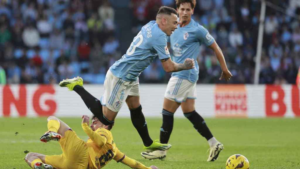 Pedri comete una falta sobre Iago Aspas en el Celta-Barça