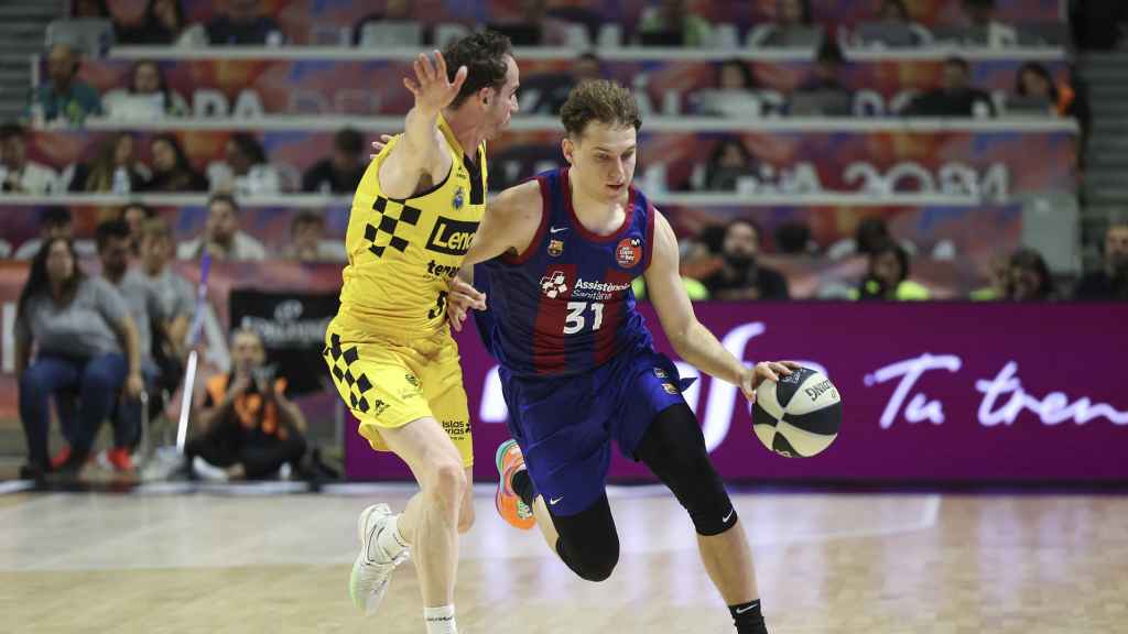 Rokas Jokubaitis conduce el balón, presionado por Marcelinho Huertas