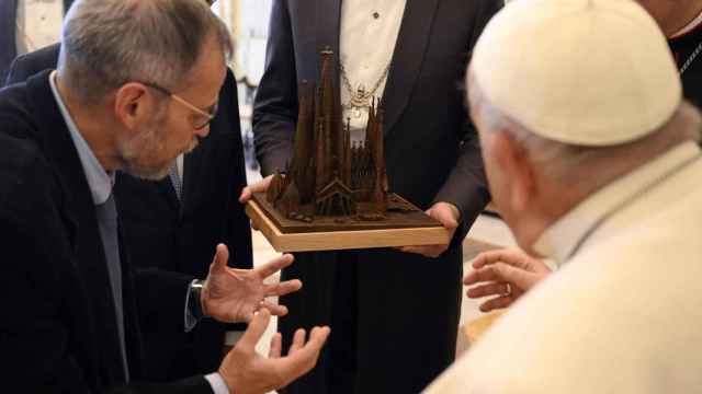 El Papa Francisco recibe una réplica de la Sagrada Familia durante la visita de la Junta Constructora al Vaticano