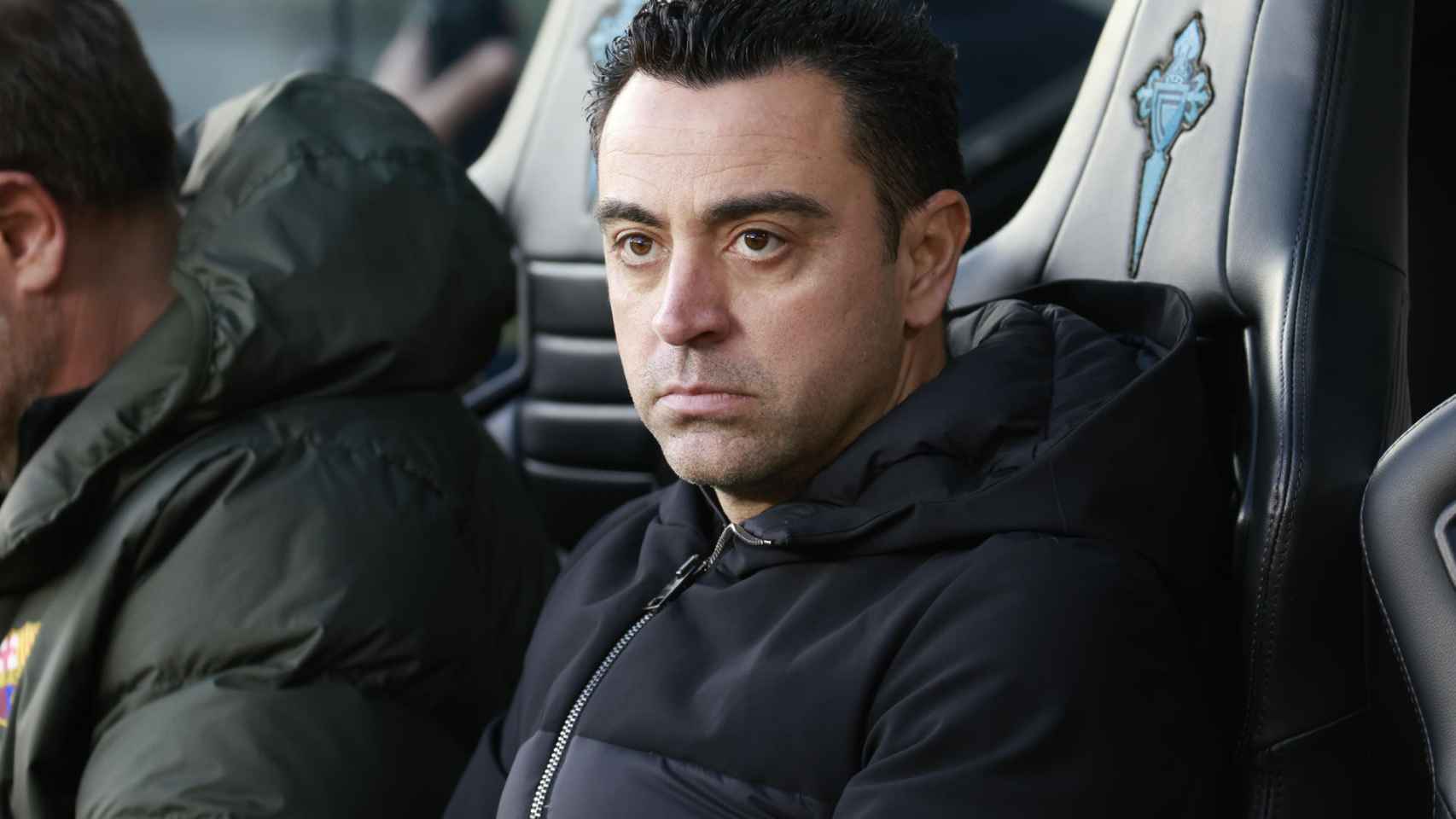 Xavi Hernández, con el rostro serio durante el Celta-Barça en Balaídos