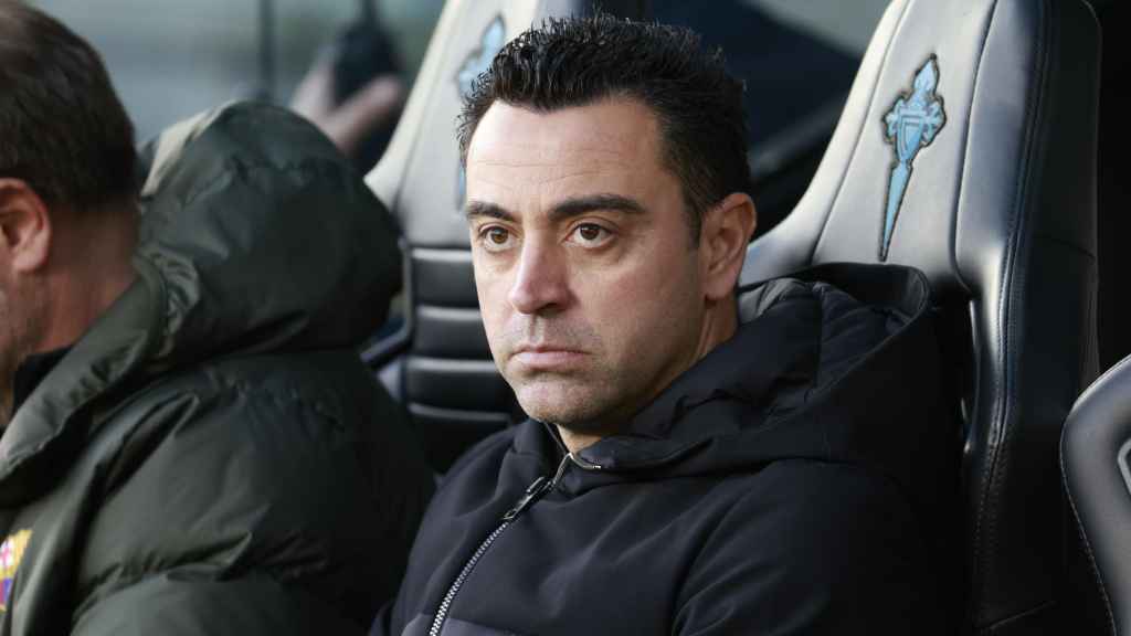 Xavi Hernández, con el rostro serio durante el Celta-Barça en Balaídos