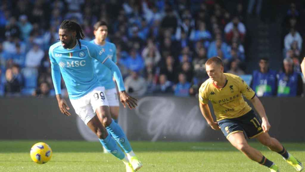 Anguissa, del Nápoles, controla el balón contra el Genoa