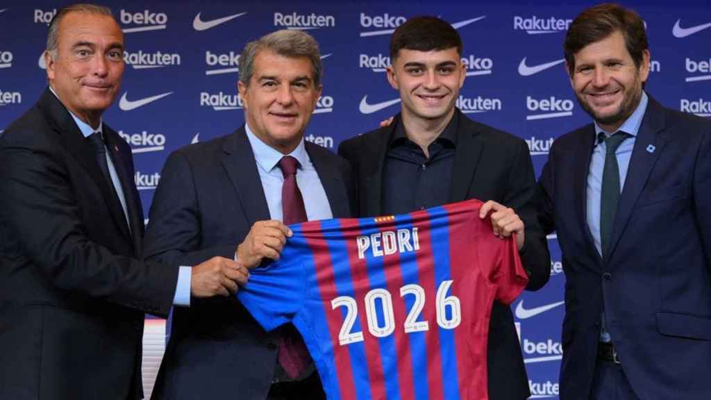 Pedri, con Laporta, al renovar su contrato en 2021