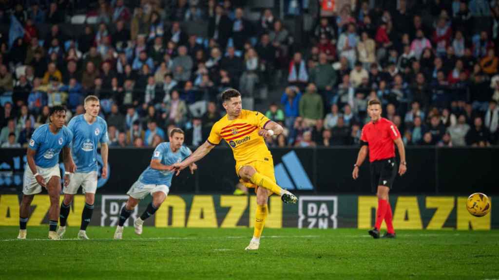 Robert Lewandowski marca el penalti repetido contra el Celta