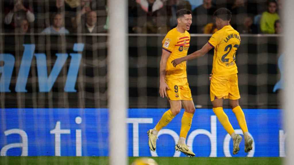 Robert Lewandowski celebra con Lamine Yamal su primer gol en Balaídos