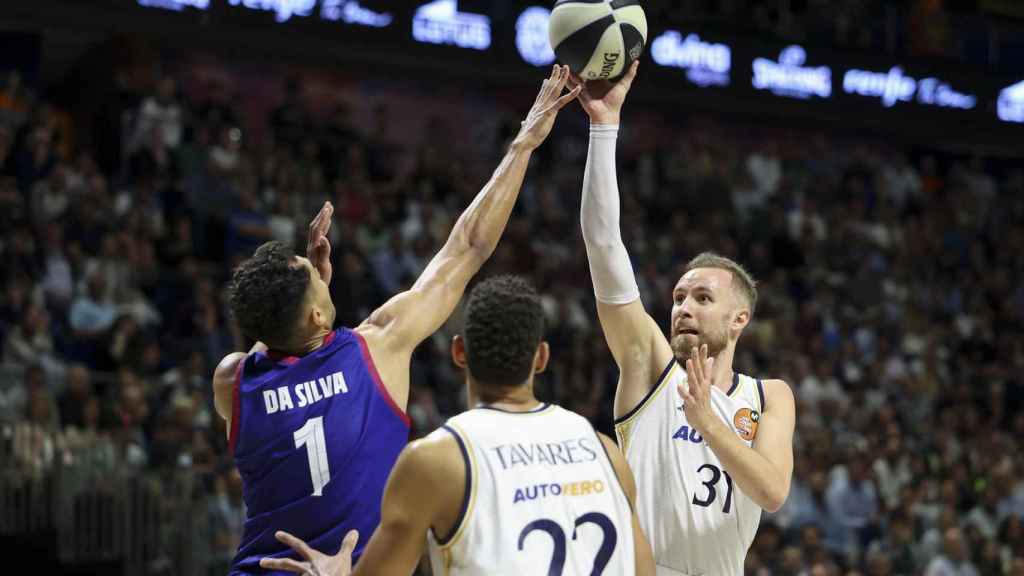 Oscar Da Silva y Dzanan Musa pugnan por el balón en el clásico de Copa del Rey