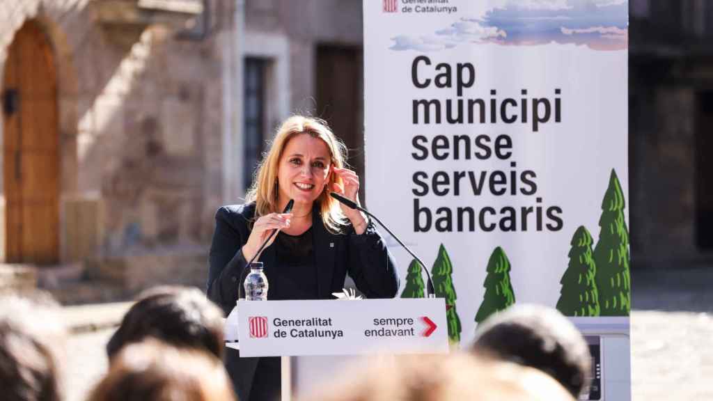 La consejera Natàlia Mas en rueda de prensa tras adjudicar las oficinas bancarias móviles de la Generalitat