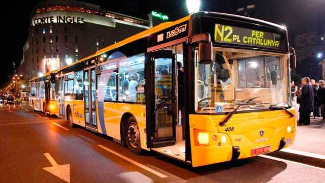 Un autobus del NitBus, el bus lanzadera entre Barcelona y el área metropolitana norte