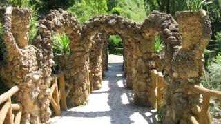 Este es el pueblo medieval perdido de Cataluña que enamoró a Gaudí: un mirador, puentes y jardines húmedos