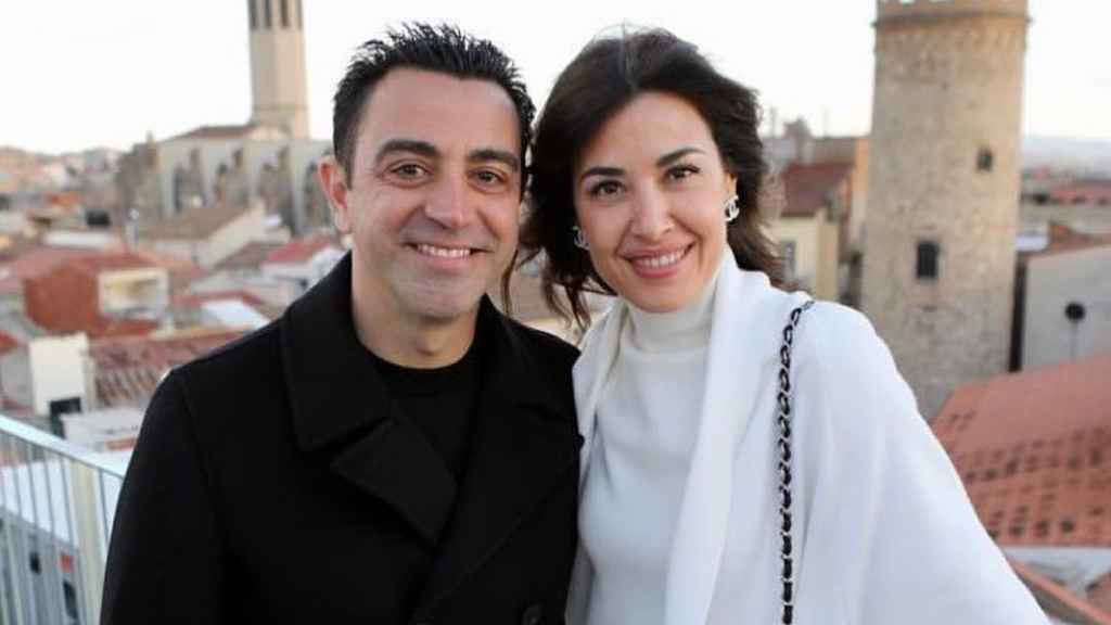 Xavi Hernández, de vacaciones junto a su esposa, Núria Cunillera