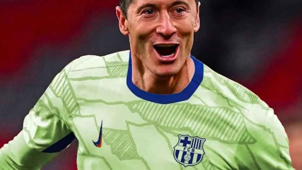 Lewandowski con la segunda equipación de la temporada 2024-2025