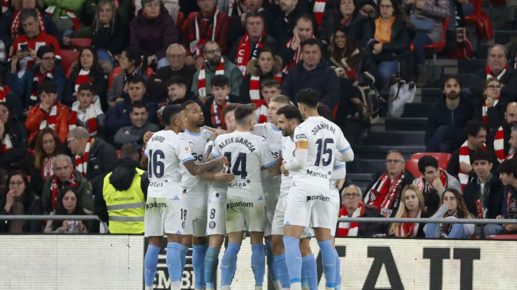 Los jugadores del Girona celebran el gol del empate en San Mamés