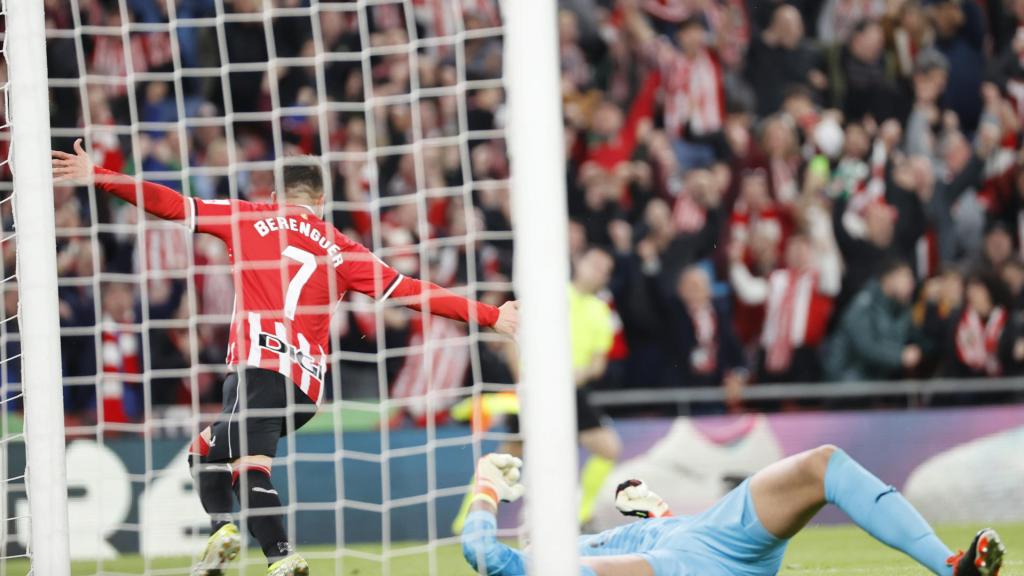 Álex Berenguer festeja su segundo gol al Girona en San Mamés