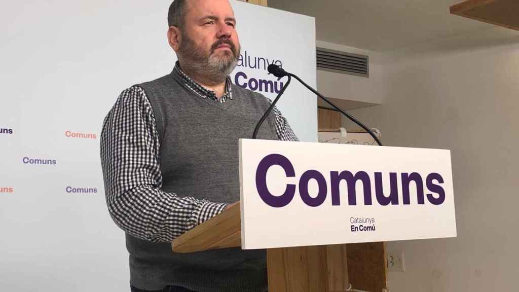 El portavoz de Catalunya en Comú, Joan Mena, en una rueda de prensa este lunes.