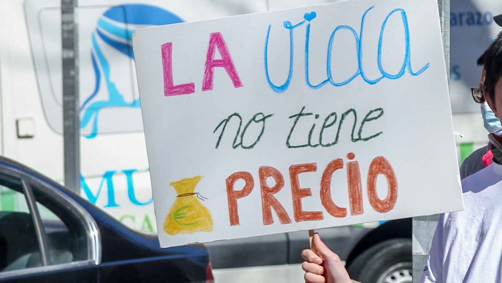 Una pancarta con la consigna la vida no tiene precio en una marcha antiabortista