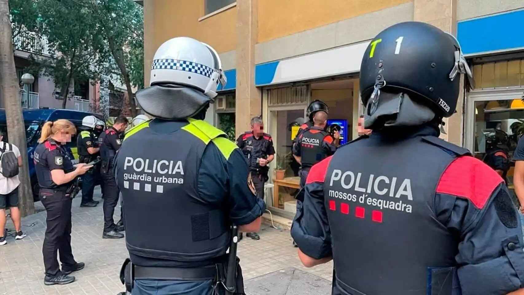 Agentes de los Mossos y de la Urbana, en Barcelona