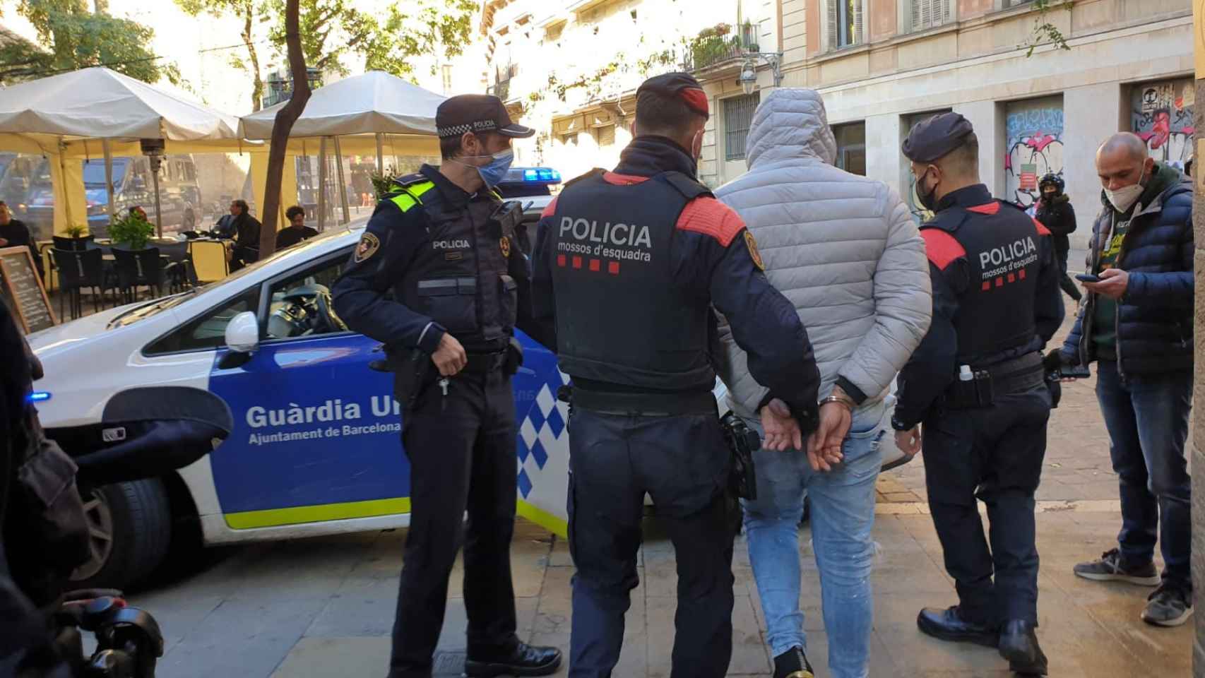 Agentes de la Urbana y de Mossos practicando detenciones en Ciutat Vella