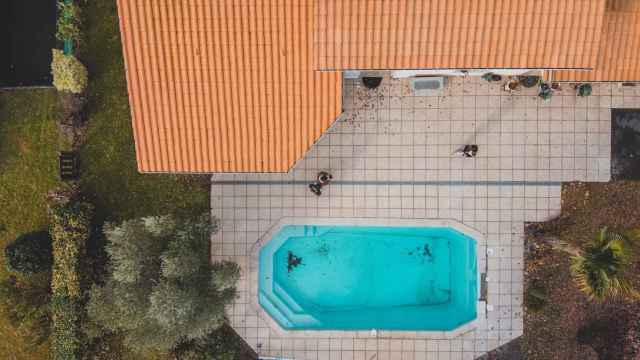 Vista aerea de una casa con piscina