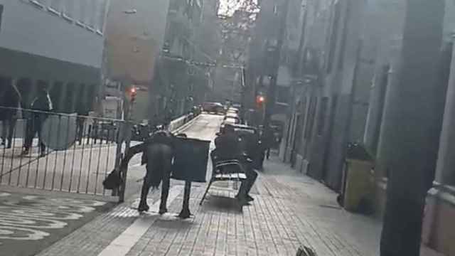 Una mujer defeca enfrente de un colegio de Barcelona