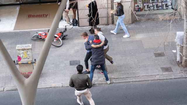 Imágenes de la violenta detención en la calle Pau Claris de Barcelona