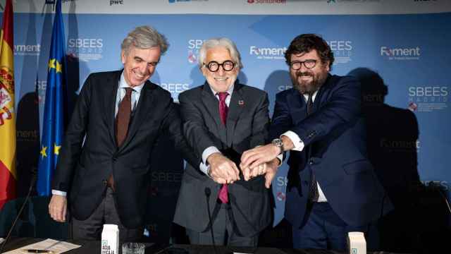 El presidente de Foment del Treball, Josep Sánchez Llibre (centro), flanqueado por el director de la Sbees, Félix Riera (izq.), y el delegado en Madrid, Paco Hiraldo / EP