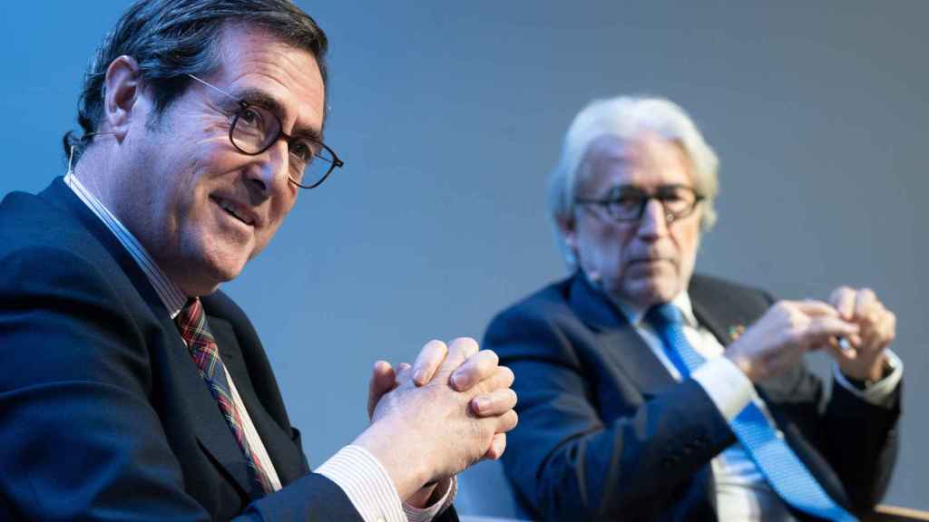 El presidente de CEOE, Antonio Garamendi (i), junto al presidente de Foment del Treball Nacional, Josep Sánchez Llibre (d), durante un coloquio en CaixaForum en enero de 2024
