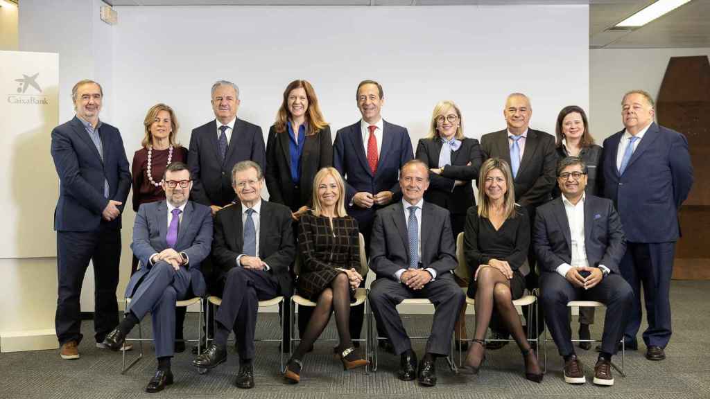 El consejero delegado de Caixabank, Gonzalo Gortázar, junto al comité consultivo de accionistas de la entidad