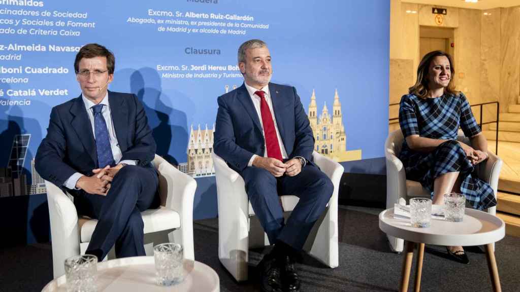 El alcalde de Barcelona, Jaume Collboni (centro), flanqueado por sus homónimos de Valencia, María José Catalá, y Madrid, José Luis Martínez-Almeida / EP