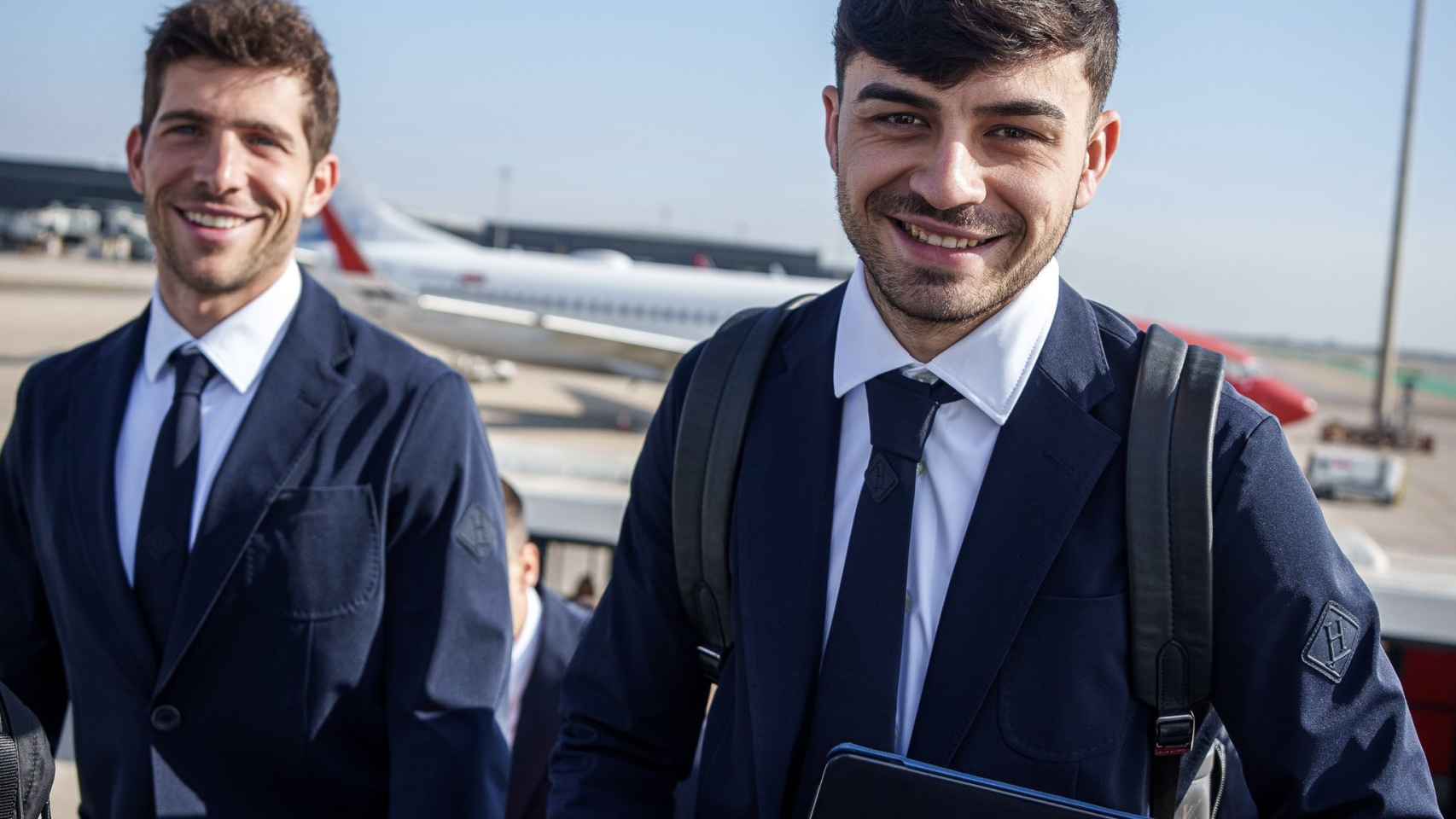 Pedri y Sergi Roberto, trajeados de camino a Nápoles para los octavos de Champions League