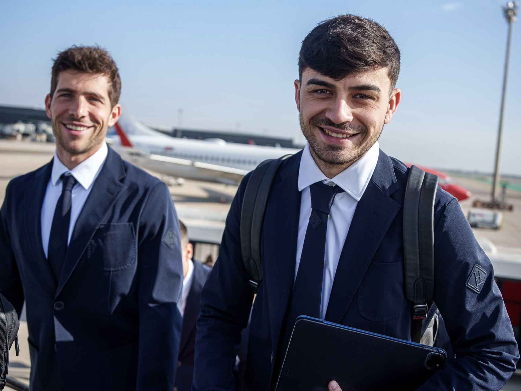 Pedri y Sergi Roberto, trajeados de camino a Nápoles para los octavos de Champions League